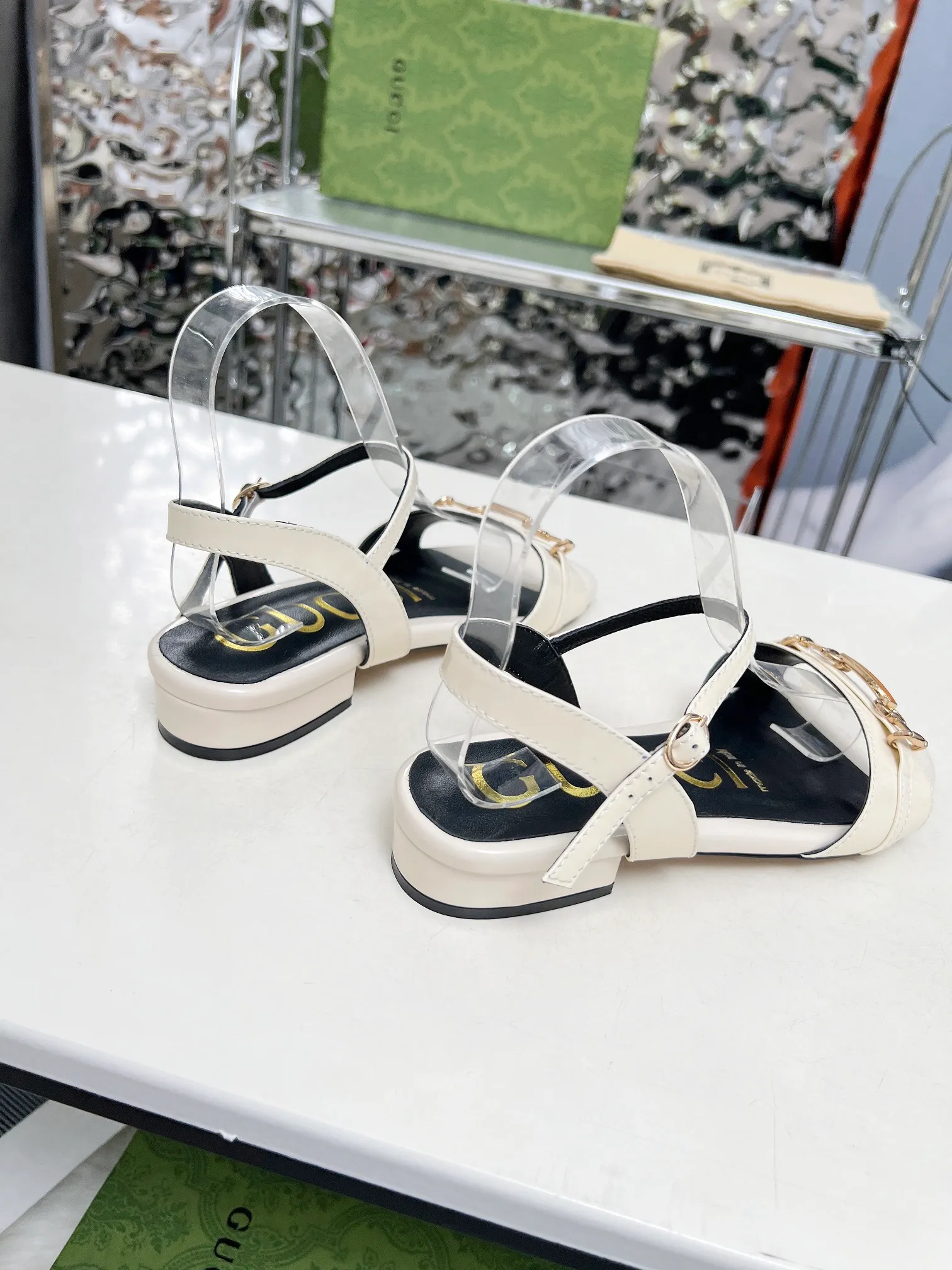 👟👟Ex-factory price 380👟👟 🔥🔥🔥Gucci 2005 new horsebit sandals! High heels are versatile and slimming, and use the original 1:1 hardware! The fabric is made of first-layer cow patent leather! The standard size of the stepping sheep inside is 35/40 (41 can be customized and will not be returned) Color: black, white, meat optional Heel height 3 cm